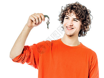 青年男子持有钥匙肖像成人男人休闲装卷发幸福成年人年轻人微笑男性图片