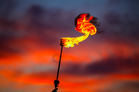 日落天空的火炬和红云射线戏剧性天空太阳阳光火焰晴天假期气氛天气图片