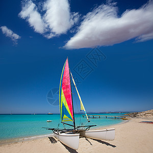 双体帆船卡塔马兰帆船 在伊利特斯海滩 佛罗门捷拉运动海岸线海岸海景小女孩天空海洋地标蓝色双体背景