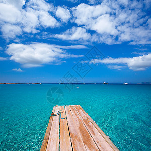 伊莱塔斯和伊比萨湾码头支撑晴天海景海岸线地标波浪蓝色假期天空旅行图片