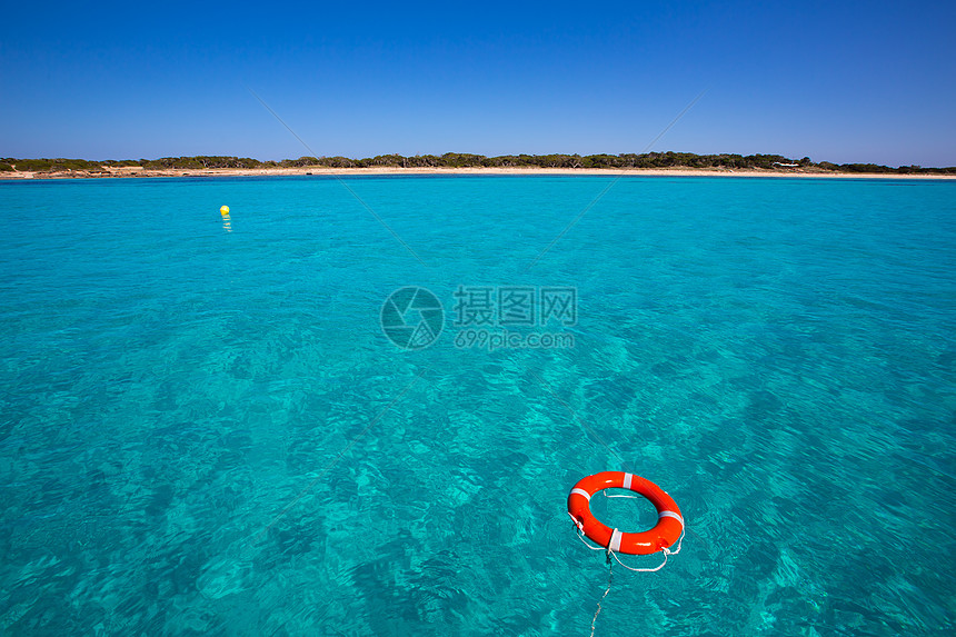 带有圆浮标的白板支撑海岸线海滩海岸海洋救生圈旅游天空假期旅行图片