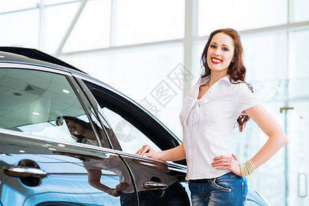 站在汽车旁边的年轻妇女驾驶协议机械交易商业微笑服务男人车辆零售图片