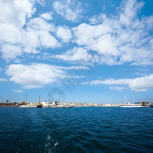 村和Formentera码头娱乐海岸线天空游艇晴天观光太阳场景旅游村庄图片