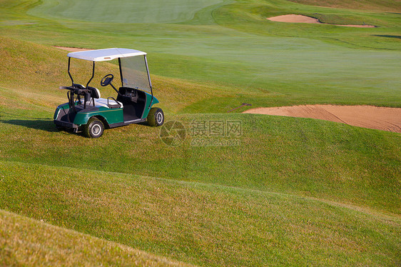 空高尔夫球场上的绿色高尔夫车游戏球座掩体高尔夫球奢华竞赛灌木丛俱乐部运动推杆图片