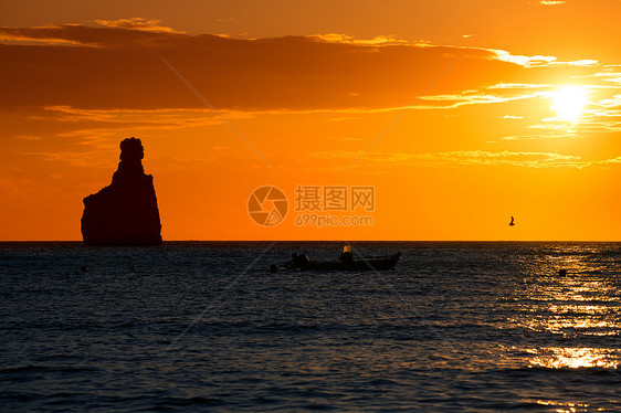 巴利阿里奇岛圣胡安市日落海滩太阳蓝色天空假期地标海景日落海岸戏剧性旅游图片