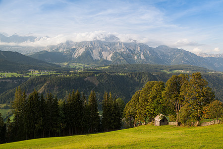 山中牧草场地草地植物废墟农场木屋旅行森林木头风景图片