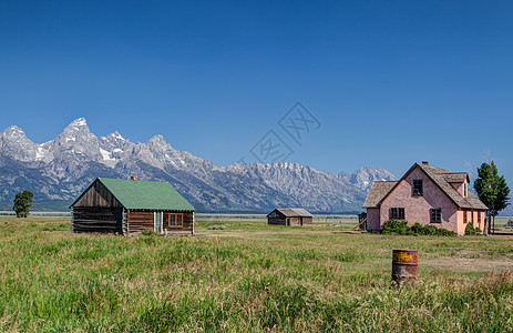 在标志性的约翰穆尔顿农场上废墟草地风景房屋森林草原畜栏谷仓房子山脉图片