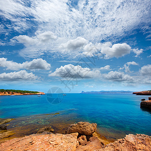海滩与松绿的地中海石头支撑地标假期天空天堂旅行海洋晴天蓝色图片