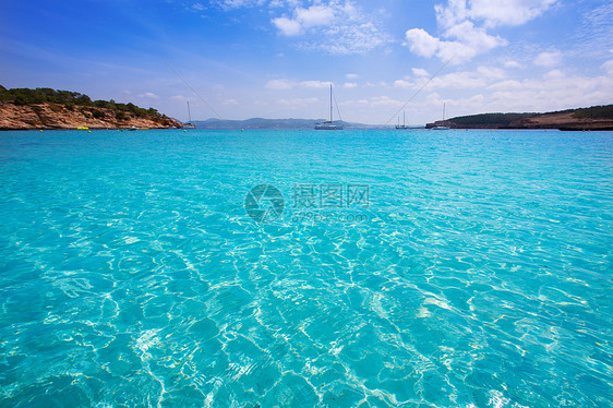 海滩与松绿的地中海天堂地标海岸阳光海景假期蓝色海洋天空支撑图片