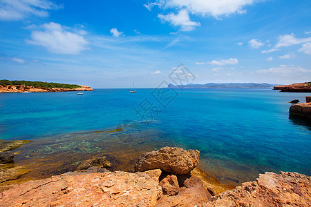 海滩与松绿的地中海海洋海岸线海岸蓝色晴天地标旅行天空胰岛波浪图片