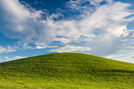 日落时夏季高尔夫课场地奢华绿色竞赛运动灌木丛游戏高尔夫球推杆球座图片