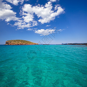 伊比萨省圣约瑟普市巴利阿里奇的海洋假期海景海岸岩石胰岛支撑树丛天空蓝色图片