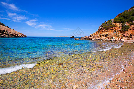 海滩在Balearics带清水太阳蓝色石头波浪旅行海洋假期天空小岛海岸图片