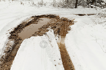 泥雪上车轮印车轮打印地形白色棕色季节痕迹水坑烙印暴风雪图片
