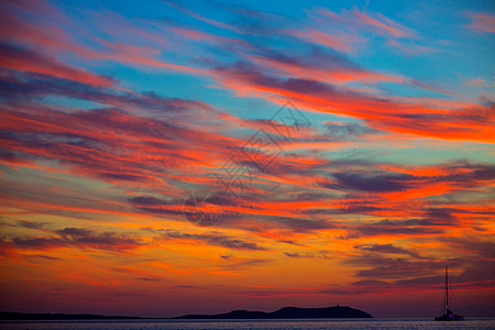 日落 伊比萨桑安东尼奥阿巴德帆船反射天堂波纹海景旅行晴天戏剧性阳光蓝色图片