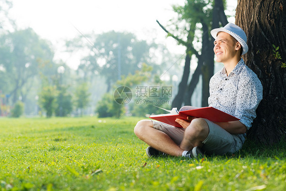 年轻人在读一本书知识学习中学教育学校大学公园男性班级成人图片