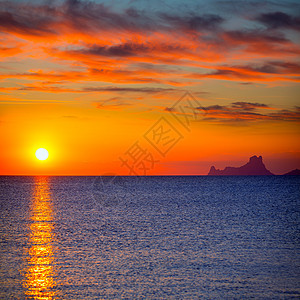 伊比扎日落Es Vedra 从Formentera海洋橙子太阳胰岛旅游天堂蓝色天空假期海岸图片