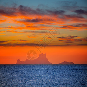 福门特拉岛伊比扎日落Es Vedra 从Formentera橙子假期日落胰岛旅游海滩天堂蓝色地标天空背景