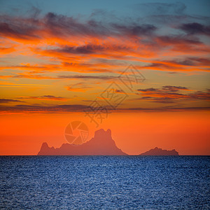 伊比扎日落Es Vedra 从Formentera橙子假期日落胰岛旅游海滩天堂蓝色地标天空图片