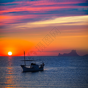 伊比扎日落Es Vedra 观景和渔船浮游船日落蓝色天堂胰岛海洋假期地标血管天空橙子图片