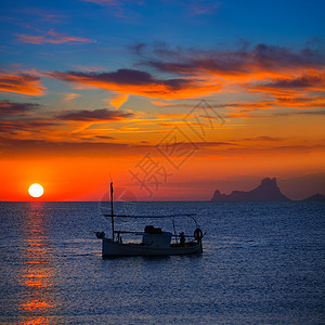 伊比扎日落Es Vedra 观景和渔船浮游船地标旅行血管蓝色假期海洋太阳胰岛日落天空图片