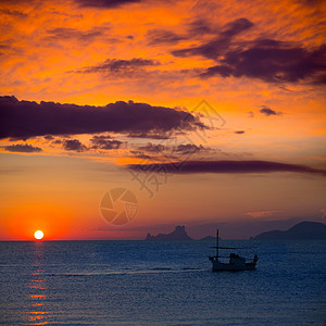 伊比扎日落Es Vedra 观景和渔船浮游船血管日落旅行橙子假期蓝色天堂海洋太阳地标图片
