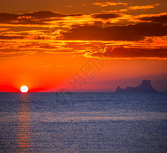 伊比扎日落Es Vedra 从Formentera橙子旅游天堂蓝色胰岛日落假期海洋海滩地标图片