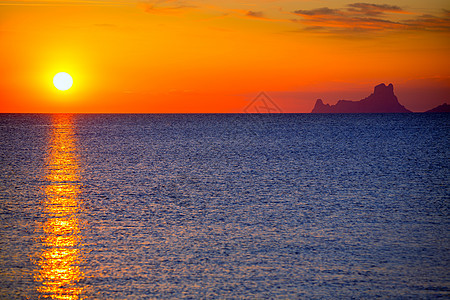 伊比扎日落Es Vedra 从Formentera地标海岸旅行橙子太阳天堂蓝色日落胰岛海洋图片