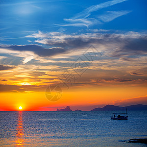 伊比扎日落Es Vedra 观景和渔船浮游船天空海滩旅行地标假期日落胰岛海洋海岸橙子图片