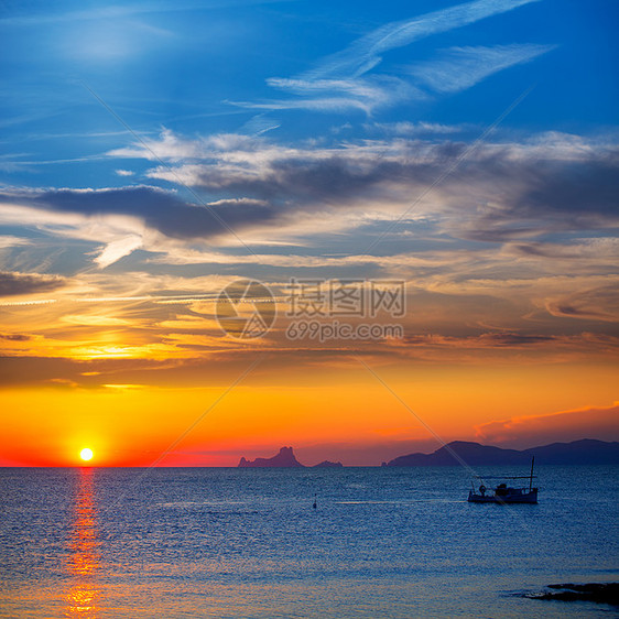 伊比扎日落Es Vedra 观景和渔船浮游船天空海滩旅行地标假期日落胰岛海洋海岸橙子图片