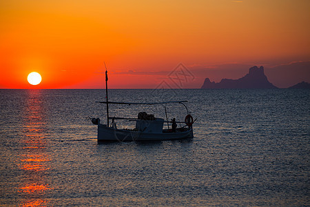 伊比扎日落Es Vedra 观景和渔船浮游船胰岛日落假期天空旅行橙子海滩血管蓝色海洋图片