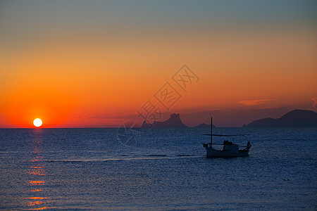 伊比扎日落Es Vedra 观景和渔船浮游船太阳血管海滩蓝色地标海洋假期胰岛日落天空图片