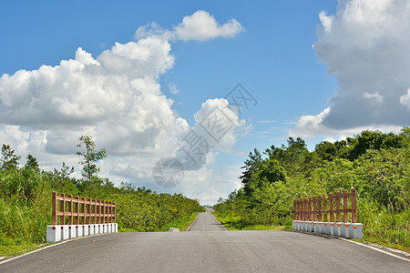 农村道路和乡村地貌爬坡城市土地国家蓝色植物风景车道草地旅行图片