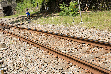 铁路绿色火车小路运输轨道场地森林草地过境岩石图片
