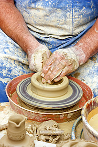 制作粘土锅创造力车轮工艺陶器工匠工作手工黏土背景图片