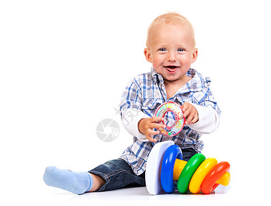 玩金字塔玩具的小可爱男孩身体男生几个月幸福金发女郎工作室喜悦孩子婴儿白色图片