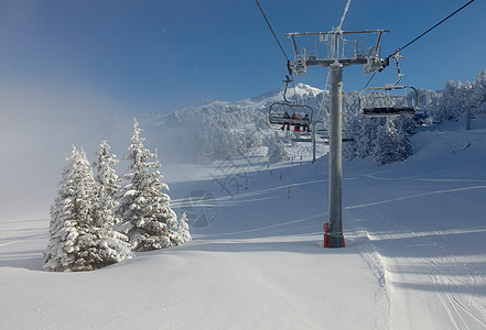 升起滑雪机蓝色旅行地形座位娱乐天空滑雪者升降椅滑雪椅子图片