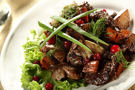 带肉的沙拉炙烤浆果食物蔬菜盘子猪肉牛肉用餐餐厅午餐图片