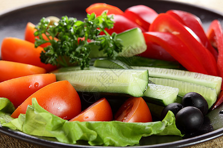 新鲜的 可口的沙拉绿色饮食桌子维生素食物胡椒午餐玻璃设置美食图片