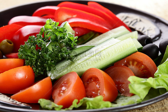 新鲜的 可口的沙拉盘子午餐洋葱胡椒美食绿色蔬菜桌子设置饮食图片