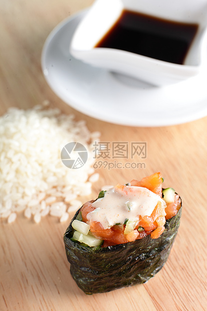 新鲜而美味的寿司食物熏制文化盘子房子厨房木头海鲜桌子鱼片图片