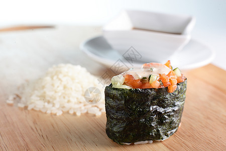 新鲜而美味的寿司餐厅食物文化桌子盘子熏制海鲜房子海藻鳗鱼图片