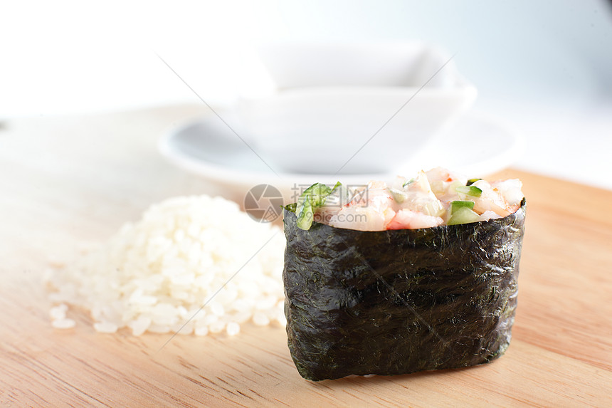 新鲜而美味的寿司房子桌子厨房盘子食物鳗鱼熏制木头午餐海藻图片