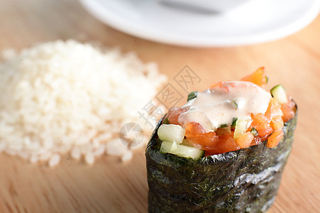 新鲜而美味的寿司盘子海鲜食物鳗鱼餐厅文化鱼片桌子午餐木头图片