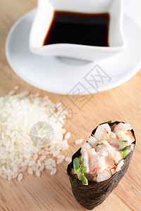 新鲜而美味的寿司熏制桌子餐厅厨房海鲜食物鱼片盘子木头海藻图片