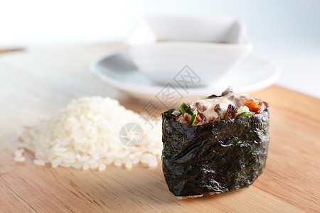 新鲜而美味的寿司桌子海鲜木头海藻熏制鳗鱼餐厅食物厨房盘子图片