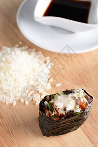 新鲜而美味的寿司木头午餐房子食物海鲜鱼片鳗鱼海藻桌子文化图片