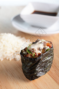 新鲜而美味的寿司鳗鱼午餐鱼片盘子文化桌子海鲜餐厅木头食物图片