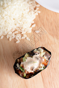 新鲜而美味的寿司厨房海鲜食物鳗鱼餐厅木头房子午餐盘子鱼片图片