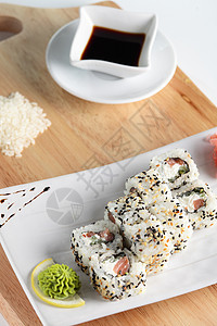 新鲜而美味的寿司文化鱼片午餐食物桌子厨房熏制鳗鱼木头海藻图片